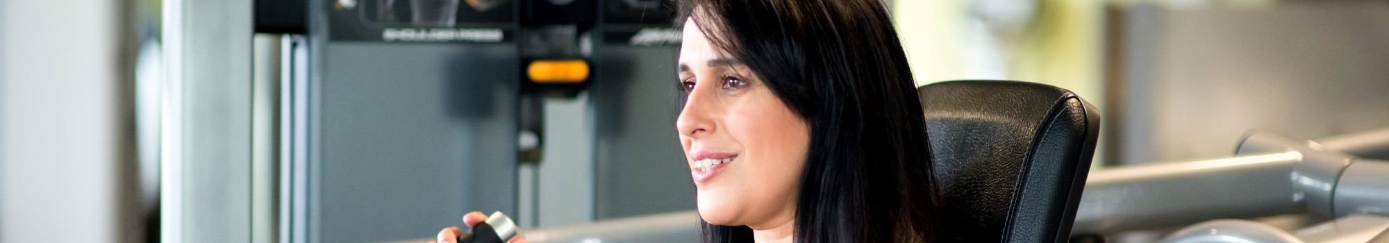 Lady Using Shoulder Press (1)